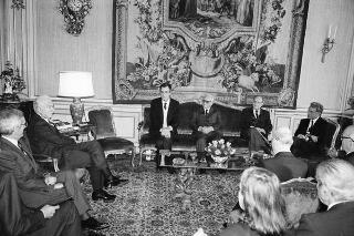 Il Presidente della Repubblica Francesco Cossiga riceve in udienza Carlo Lizzani, presidente dell'Associazione ex alunni del Liceo Ginnasio "Ennio Quirino Visconti", con i componenti del Consiglio direttivo e alcuni esponenti dell'Associazione