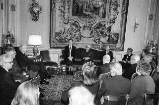 Il Presidente della Repubblica Francesco Cossiga riceve in udienza Carlo Lizzani, presidente dell'Associazione ex alunni del Liceo Ginnasio "Ennio Quirino Visconti", con i componenti del Consiglio direttivo e alcuni esponenti dell'Associazione