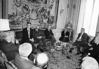 Il Presidente della Repubblica Francesco Cossiga riceve in udienza Carlo Lizzani, presidente dell'Associazione ex alunni del Liceo Ginnasio "Ennio Quirino Visconti", con i componenti del Consiglio direttivo e alcuni esponenti dell'Associazione