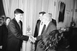 Il Presidente della Repubblica Francesco Cossiga riceve in udienza Carlo Lizzani, presidente dell'Associazione ex alunni del Liceo Ginnasio "Ennio Quirino Visconti", con i componenti del Consiglio direttivo e alcuni esponenti dell'Associazione