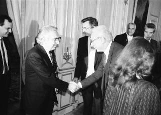 Il Presidente della Repubblica Francesco Cossiga riceve in udienza Carlo Lizzani, presidente dell'Associazione ex alunni del Liceo Ginnasio "Ennio Quirino Visconti", con i componenti del Consiglio direttivo e alcuni esponenti dell'Associazione