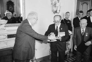 Il Presidente della Repubblica Francesco Cossiga riceve la visita del Generale di Corpo d'Armata, Angelo Bastiani, presidente del Gruppo Medaglie d'Oro al Valor Militare d'Italia, con i decorati di tutte le guerre e della Resistenza