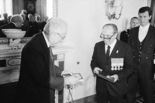 Il Presidente della Repubblica Francesco Cossiga riceve la visita del Generale di Corpo d'Armata, Angelo Bastiani, presidente del Gruppo Medaglie d'Oro al Valor Militare d'Italia, con i decorati di tutte le guerre e della Resistenza