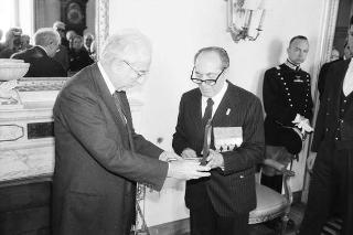 Il Presidente della Repubblica Francesco Cossiga riceve la visita del Generale di Corpo d'Armata, Angelo Bastiani, presidente del Gruppo Medaglie d'Oro al Valor Militare d'Italia, con i decorati di tutte le guerre e della Resistenza