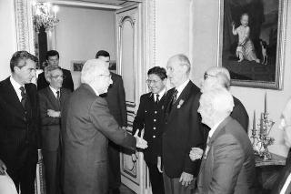 Il Presidente della Repubblica Francesco Cossiga riceve la visita del Generale di Corpo d'Armata, Angelo Bastiani, presidente del Gruppo Medaglie d'Oro al Valor Militare d'Italia, con i decorati di tutte le guerre e della Resistenza
