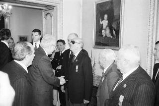 Il Presidente della Repubblica Francesco Cossiga riceve la visita del Generale di Corpo d'Armata, Angelo Bastiani, presidente del Gruppo Medaglie d'Oro al Valor Militare d'Italia, con i decorati di tutte le guerre e della Resistenza