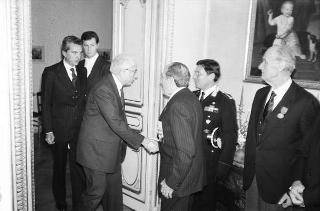 Il Presidente della Repubblica Francesco Cossiga riceve la visita del Generale di Corpo d'Armata, Angelo Bastiani, presidente del Gruppo Medaglie d'Oro al Valor Militare d'Italia, con i decorati di tutte le guerre e della Resistenza