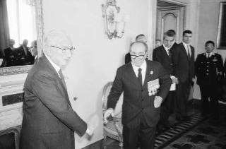 Il Presidente della Repubblica Francesco Cossiga riceve la visita del Generale di Corpo d'Armata, Angelo Bastiani, presidente del Gruppo Medaglie d'Oro al Valor Militare d'Italia, con i decorati di tutte le guerre e della Resistenza