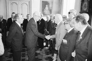 Il Presidente della Repubblica Francesco Cossiga riceve la visita del Generale di Corpo d'Armata, Angelo Bastiani, presidente del Gruppo Medaglie d'Oro al Valor Militare d'Italia, con i decorati di tutte le guerre e della Resistenza