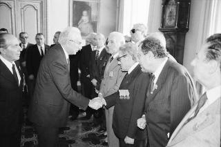 Il Presidente della Repubblica Francesco Cossiga riceve la visita del Generale di Corpo d'Armata, Angelo Bastiani, presidente del Gruppo Medaglie d'Oro al Valor Militare d'Italia, con i decorati di tutte le guerre e della Resistenza