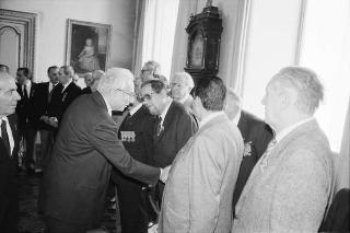 Il Presidente della Repubblica Francesco Cossiga riceve la visita del Generale di Corpo d'Armata, Angelo Bastiani, presidente del Gruppo Medaglie d'Oro al Valor Militare d'Italia, con i decorati di tutte le guerre e della Resistenza
