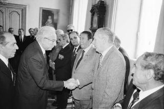 Il Presidente della Repubblica Francesco Cossiga riceve la visita del Generale di Corpo d'Armata, Angelo Bastiani, presidente del Gruppo Medaglie d'Oro al Valor Militare d'Italia, con i decorati di tutte le guerre e della Resistenza