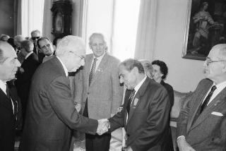 Il Presidente della Repubblica Francesco Cossiga riceve la visita del Generale di Corpo d'Armata, Angelo Bastiani, presidente del Gruppo Medaglie d'Oro al Valor Militare d'Italia, con i decorati di tutte le guerre e della Resistenza