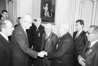 Il Presidente della Repubblica Francesco Cossiga riceve la visita del Generale di Corpo d'Armata, Angelo Bastiani, presidente del Gruppo Medaglie d'Oro al Valor Militare d'Italia, con i decorati di tutte le guerre e della Resistenza