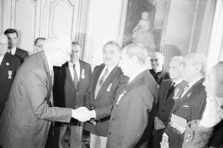 Il Presidente della Repubblica Francesco Cossiga riceve la visita del Generale di Corpo d'Armata, Angelo Bastiani, presidente del Gruppo Medaglie d'Oro al Valor Militare d'Italia, con i decorati di tutte le guerre e della Resistenza
