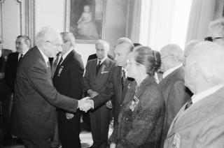 Il Presidente della Repubblica Francesco Cossiga riceve la visita del Generale di Corpo d'Armata, Angelo Bastiani, presidente del Gruppo Medaglie d'Oro al Valor Militare d'Italia, con i decorati di tutte le guerre e della Resistenza