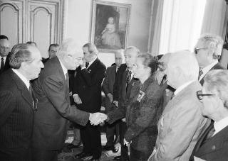 Il Presidente della Repubblica Francesco Cossiga riceve la visita del Generale di Corpo d'Armata, Angelo Bastiani, presidente del Gruppo Medaglie d'Oro al Valor Militare d'Italia, con i decorati di tutte le guerre e della Resistenza