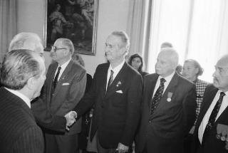 Il Presidente della Repubblica Francesco Cossiga riceve la visita del Generale di Corpo d'Armata, Angelo Bastiani, presidente del Gruppo Medaglie d'Oro al Valor Militare d'Italia, con i decorati di tutte le guerre e della Resistenza
