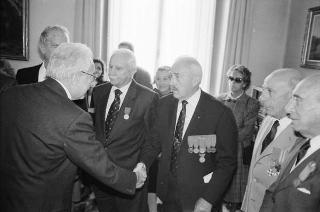 Il Presidente della Repubblica Francesco Cossiga riceve la visita del Generale di Corpo d'Armata, Angelo Bastiani, presidente del Gruppo Medaglie d'Oro al Valor Militare d'Italia, con i decorati di tutte le guerre e della Resistenza