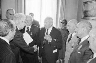Il Presidente della Repubblica Francesco Cossiga riceve la visita del Generale di Corpo d'Armata, Angelo Bastiani, presidente del Gruppo Medaglie d'Oro al Valor Militare d'Italia, con i decorati di tutte le guerre e della Resistenza
