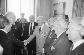 Il Presidente della Repubblica Francesco Cossiga riceve la visita del Generale di Corpo d'Armata, Angelo Bastiani, presidente del Gruppo Medaglie d'Oro al Valor Militare d'Italia, con i decorati di tutte le guerre e della Resistenza