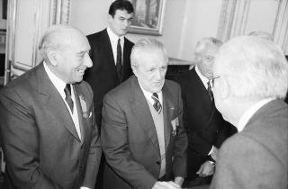 Il Presidente della Repubblica Francesco Cossiga riceve la visita del Generale di Corpo d'Armata, Angelo Bastiani, presidente del Gruppo Medaglie d'Oro al Valor Militare d'Italia, con i decorati di tutte le guerre e della Resistenza