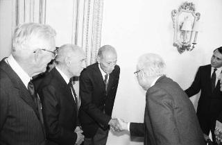Il Presidente della Repubblica Francesco Cossiga riceve la visita del Generale di Corpo d'Armata, Angelo Bastiani, presidente del Gruppo Medaglie d'Oro al Valor Militare d'Italia, con i decorati di tutte le guerre e della Resistenza