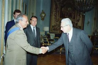 Il Presidente della Repubblica Francesco Cossiga riceve la visita del Generale di Corpo d'Armata Antonio Viesti, nuovo comandante generale dell'Arma dei carabinieri