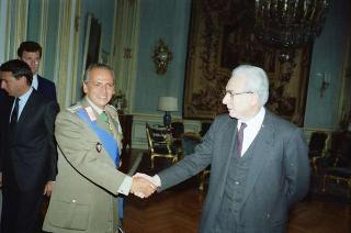 Il Presidente della Repubblica Francesco Cossiga riceve la visita del Generale di Corpo d'Armata Antonio Viesti, nuovo comandante generale dell'Arma dei carabinieri
