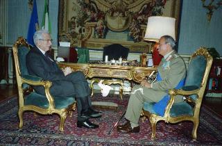 Il Presidente della Repubblica Francesco Cossiga riceve la visita del Generale di Corpo d'Armata Antonio Viesti, nuovo comandante generale dell'Arma dei carabinieri