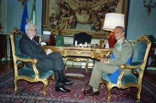 Il Presidente della Repubblica Francesco Cossiga riceve la visita del Generale di Corpo d'Armata Antonio Viesti, nuovo comandante generale dell'Arma dei carabinieri