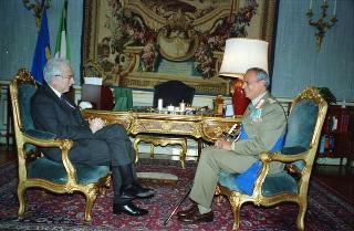 Il Presidente della Repubblica Francesco Cossiga riceve la visita del Generale di Corpo d'Armata Antonio Viesti, nuovo comandante generale dell'Arma dei carabinieri