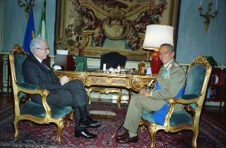 Il Presidente della Repubblica Francesco Cossiga riceve la visita del Generale di Corpo d'Armata Antonio Viesti, nuovo comandante generale dell'Arma dei carabinieri