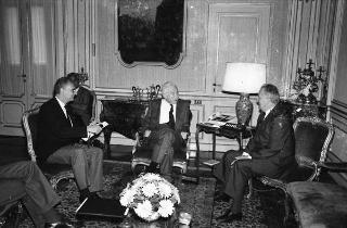 Il Presidente della Repubblica Francesco Cossiga riceve la visita dei corrispondenti polacchi a Roma: Zdzislaw Morawski del quotidiano "Zycie Warszawy" e Bozydar Sosien, dell'Agenzia di stampa "Pap"