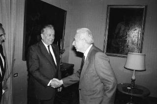 Il Presidente della Repubblica Francesco Cossiga riceve la visita dei corrispondenti polacchi a Roma: Zdzislaw Morawski del quotidiano "Zycie Warszawy" e Bozydar Sosien, dell'Agenzia di stampa "Pap"