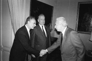 Il Presidente della Repubblica Francesco Cossiga riceve la visita dei corrispondenti polacchi a Roma: Zdzislaw Morawski del quotidiano "Zycie Warszawy" e Bozydar Sosien, dell'Agenzia di stampa "Pap"