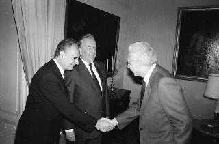 Il Presidente della Repubblica Francesco Cossiga riceve la visita dei corrispondenti polacchi a Roma: Zdzislaw Morawski del quotidiano "Zycie Warszawy" e Bozydar Sosien, dell'Agenzia di stampa "Pap"