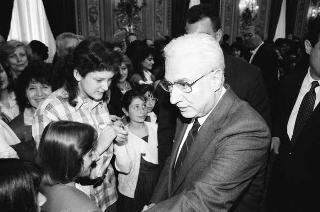 Il Presidente della Repubblica Francesco Cossiga riceve in udienza Mario Pendinelli, direttore della Casa editrice de "Il Messaggero", e il presidente Carlo Sama, con gli studenti vincitori del concorso "Insieme con la scuola per aiutare chi soffre", promosso dal quotidiano