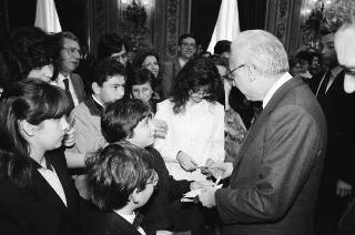Il Presidente della Repubblica Francesco Cossiga riceve in udienza Mario Pendinelli, direttore della Casa editrice de "Il Messaggero", e il presidente Carlo Sama, con gli studenti vincitori del concorso "Insieme con la scuola per aiutare chi soffre", promosso dal quotidiano