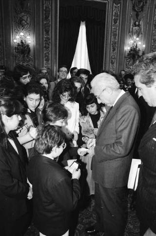 Il Presidente della Repubblica Francesco Cossiga riceve in udienza Mario Pendinelli, direttore della Casa editrice de "Il Messaggero", e il presidente Carlo Sama, con gli studenti vincitori del concorso "Insieme con la scuola per aiutare chi soffre", promosso dal quotidiano