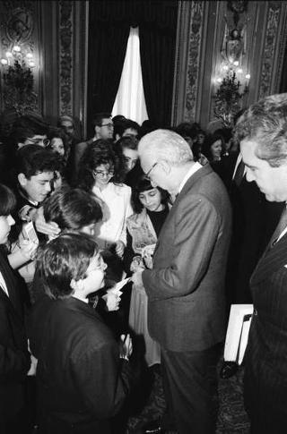 Il Presidente della Repubblica Francesco Cossiga riceve in udienza Mario Pendinelli, direttore della Casa editrice de "Il Messaggero", e il presidente Carlo Sama, con gli studenti vincitori del concorso "Insieme con la scuola per aiutare chi soffre", promosso dal quotidiano