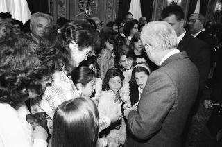 Il Presidente della Repubblica Francesco Cossiga riceve in udienza Mario Pendinelli, direttore della Casa editrice de "Il Messaggero", e il presidente Carlo Sama, con gli studenti vincitori del concorso "Insieme con la scuola per aiutare chi soffre", promosso dal quotidiano