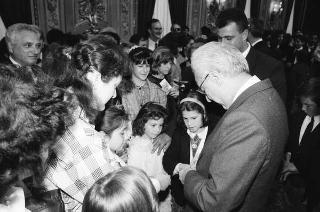 Il Presidente della Repubblica Francesco Cossiga riceve in udienza Mario Pendinelli, direttore della Casa editrice de "Il Messaggero", e il presidente Carlo Sama, con gli studenti vincitori del concorso "Insieme con la scuola per aiutare chi soffre", promosso dal quotidiano
