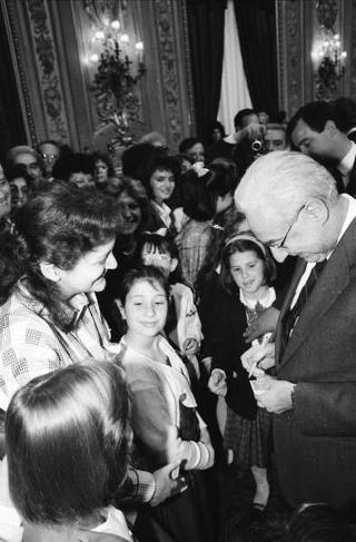 Il Presidente della Repubblica Francesco Cossiga riceve in udienza Mario Pendinelli, direttore della Casa editrice de "Il Messaggero", e il presidente Carlo Sama, con gli studenti vincitori del concorso "Insieme con la scuola per aiutare chi soffre", promosso dal quotidiano