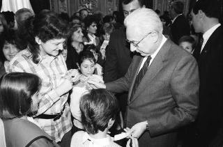 Il Presidente della Repubblica Francesco Cossiga riceve in udienza Mario Pendinelli, direttore della Casa editrice de "Il Messaggero", e il presidente Carlo Sama, con gli studenti vincitori del concorso "Insieme con la scuola per aiutare chi soffre", promosso dal quotidiano