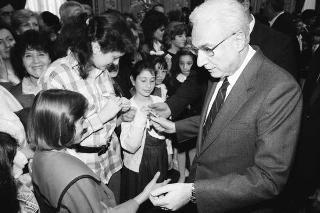 Il Presidente della Repubblica Francesco Cossiga riceve in udienza Mario Pendinelli, direttore della Casa editrice de "Il Messaggero", e il presidente Carlo Sama, con gli studenti vincitori del concorso "Insieme con la scuola per aiutare chi soffre", promosso dal quotidiano
