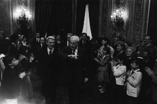 Il Presidente della Repubblica Francesco Cossiga riceve in udienza Mario Pendinelli, direttore della Casa editrice de "Il Messaggero", e il presidente Carlo Sama, con gli studenti vincitori del concorso "Insieme con la scuola per aiutare chi soffre", promosso dal quotidiano