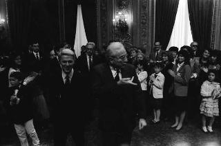 Il Presidente della Repubblica Francesco Cossiga riceve in udienza Mario Pendinelli, direttore della Casa editrice de "Il Messaggero", e il presidente Carlo Sama, con gli studenti vincitori del concorso "Insieme con la scuola per aiutare chi soffre", promosso dal quotidiano