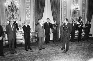 Il Presidente della Repubblica Francesco Cossiga riceve in udienza Mario Pendinelli, direttore della Casa editrice de "Il Messaggero", e il presidente Carlo Sama, con gli studenti vincitori del concorso "Insieme con la scuola per aiutare chi soffre", promosso dal quotidiano