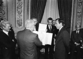Il Presidente della Repubblica Francesco Cossiga riceve in udienza Mario Pendinelli, direttore della Casa editrice de "Il Messaggero", e il presidente Carlo Sama, con gli studenti vincitori del concorso "Insieme con la scuola per aiutare chi soffre", promosso dal quotidiano